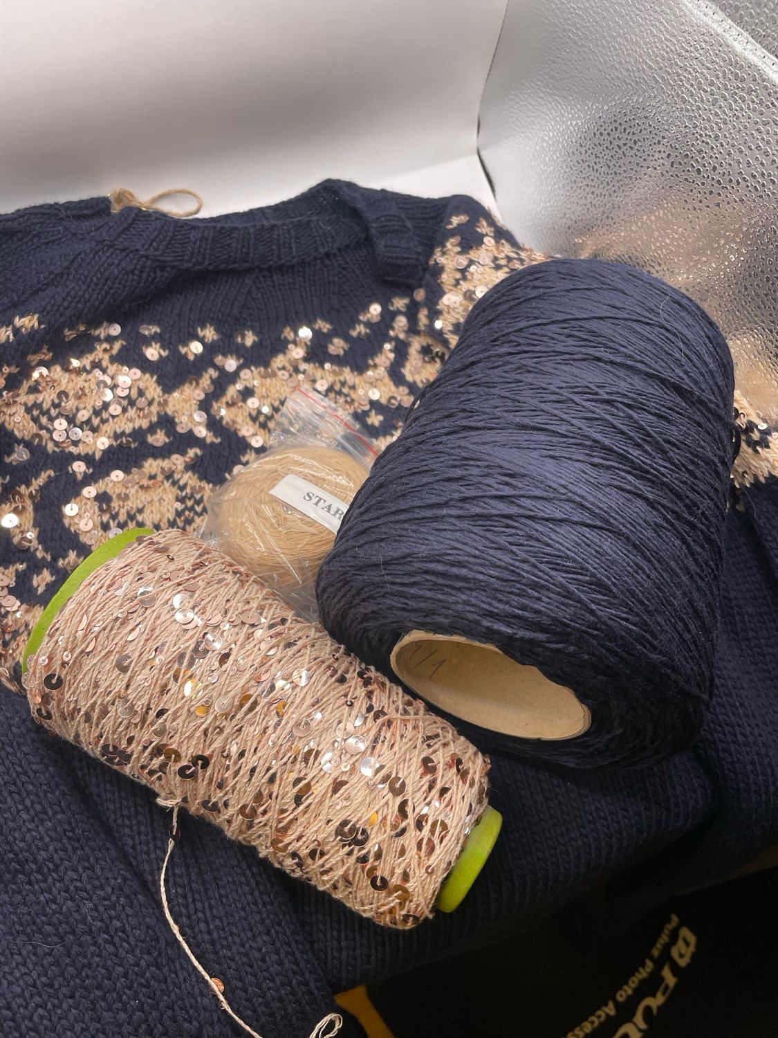 Wolle für Fischli Pulli für Sonja, 450 gr dunkel blau(80 Merino20Kaschmir)+ Pailletten mit Beilaufgarn