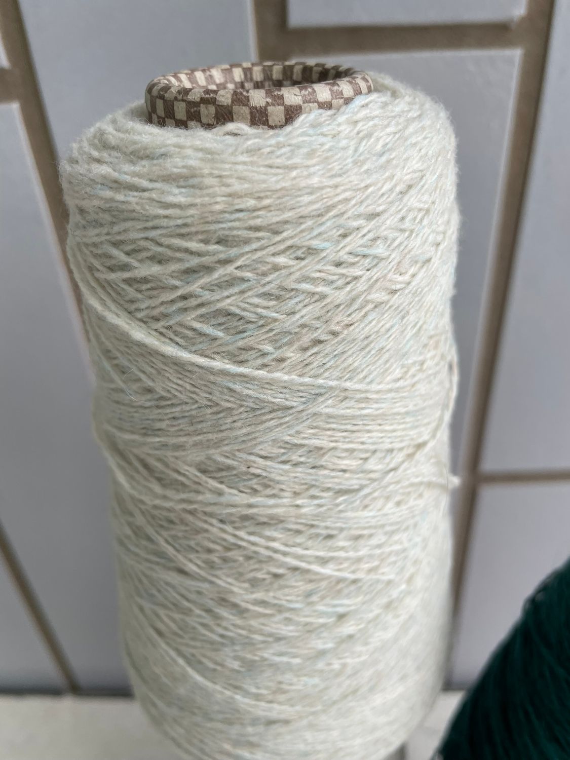 140gr LUXUS cashmere, 550m/100 gr, 100% cashmere White/light mint melange 2 cones 140gr