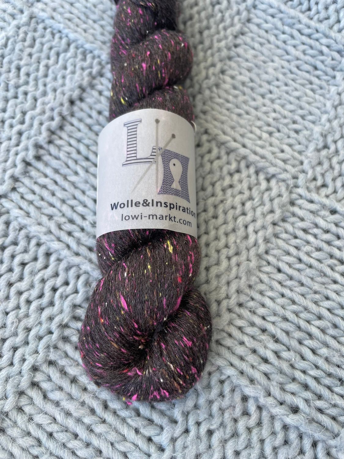 LOWI SILK TWEED 533m/100gr, 100%MALBERRY silk No. 83 BASALT, dark eggplant with pink and yellow dots