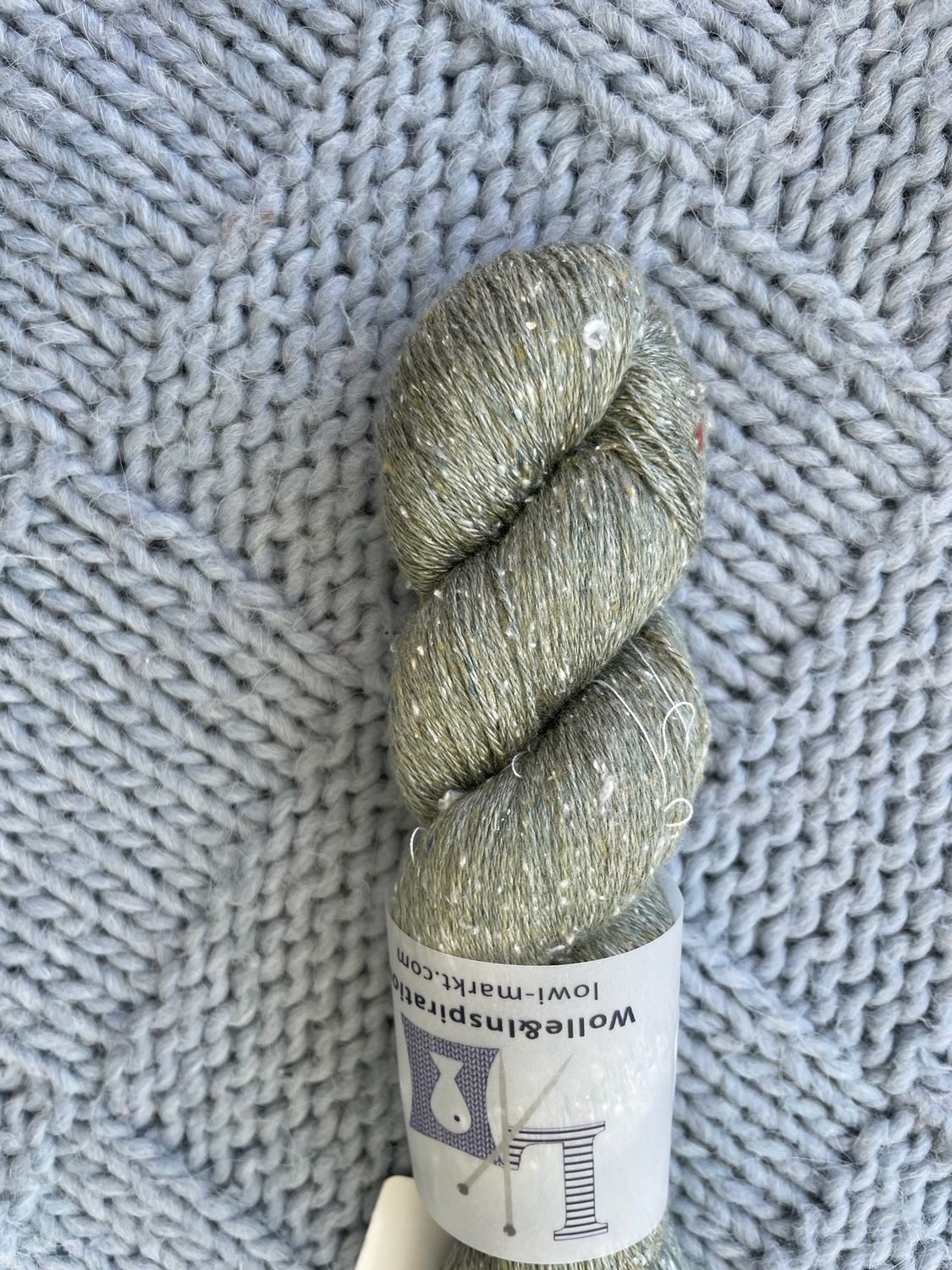 LOWI SILK TWEED 533m/100gr, 100%MALBERRY silk  NR 108 THYME light green with white/green dots