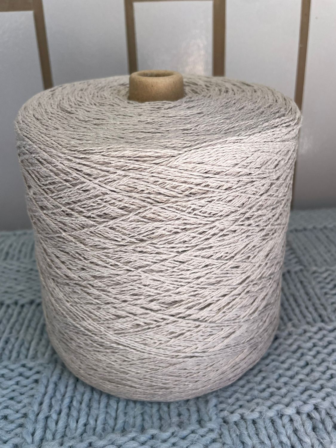 315 gr LOWI Bourette silk, 350m/100g, 100% bourette silk, NR.118 GREYSTOKE