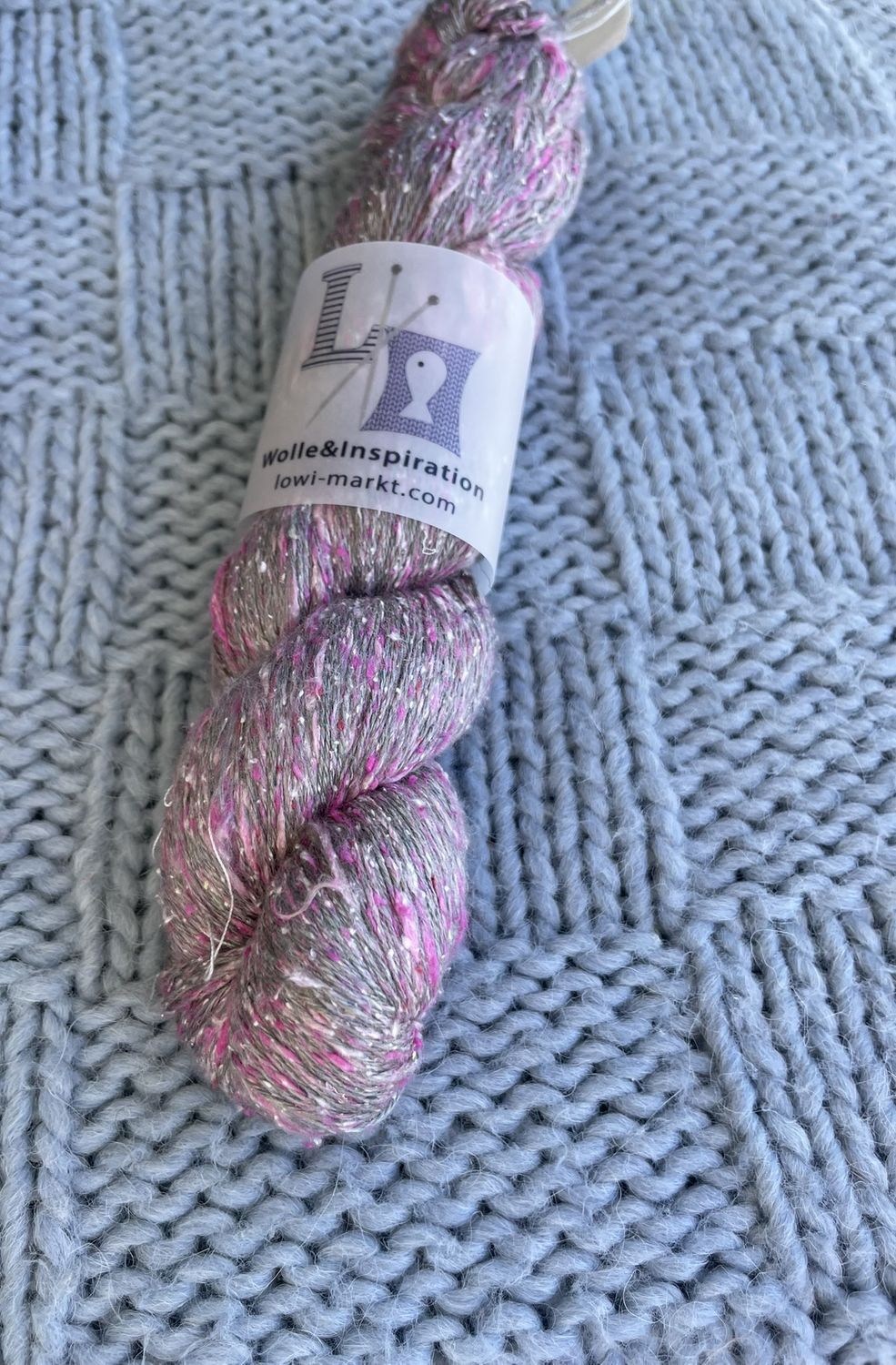 LOWI SILK TWEED 533m/100gr, 100%MALBERRY silk No. 82 MONET taupe with pink and white dots