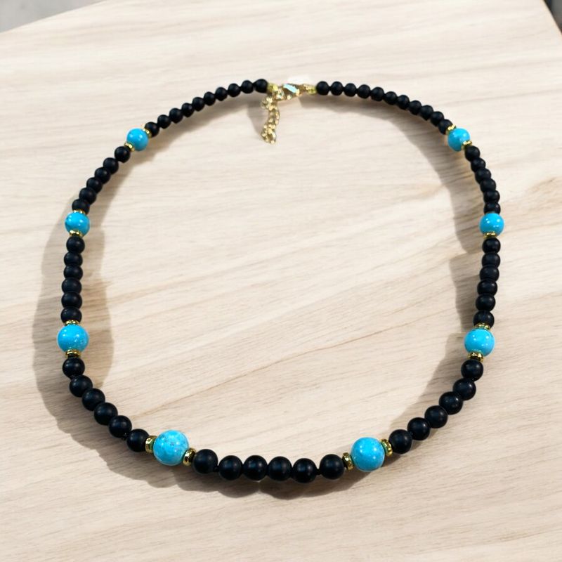 COLLANA IN ONICE E HOWLITE TURCHESE