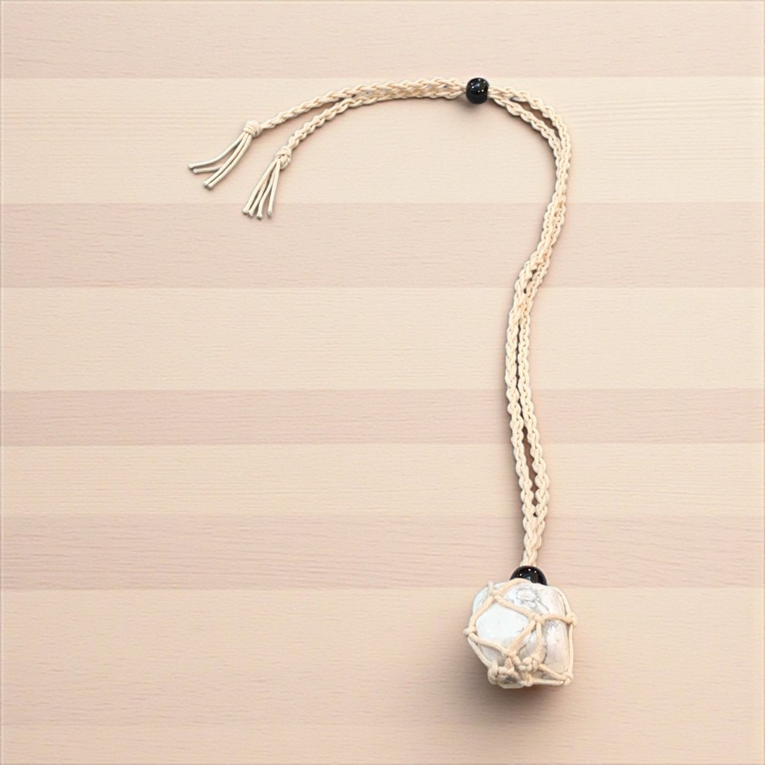 COLLANA IN FILO BIANCO INTRECCIATO E PIETRA HOWLITE