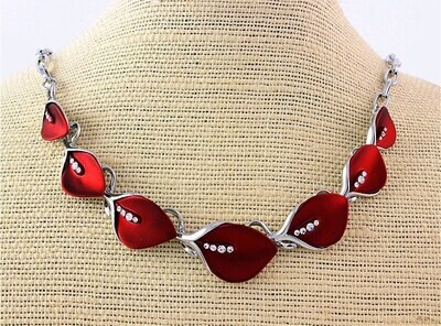 ​Red Lily Necklace