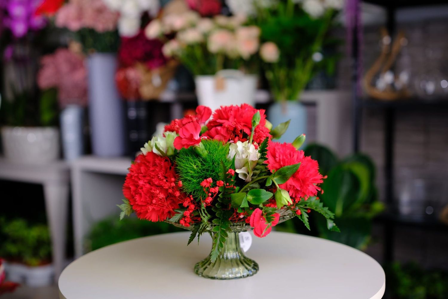 Composizione su alzata in vetro.