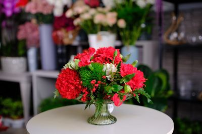 Composizione su alzata in vetro.