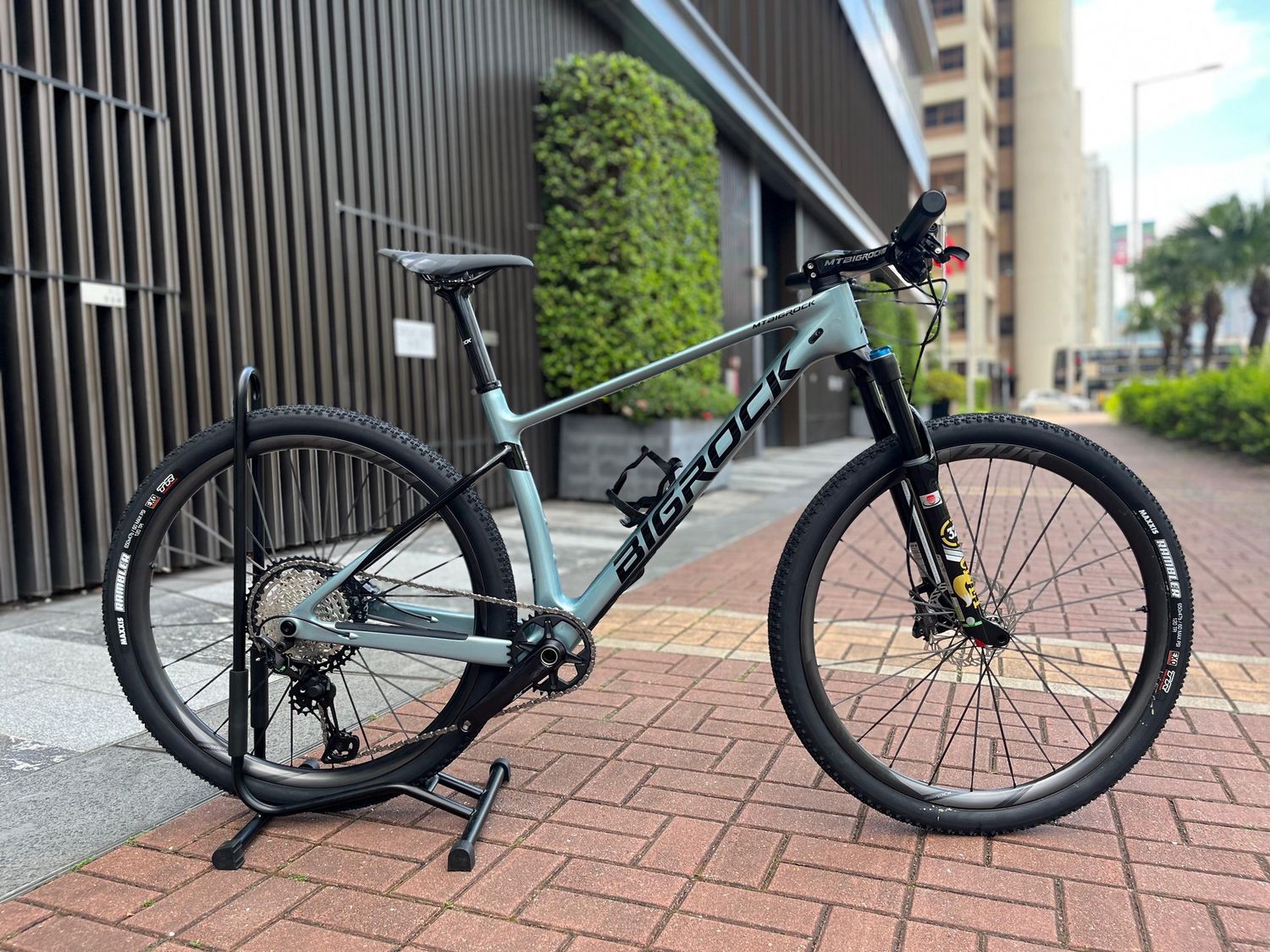 BIGROCK 27.5" Carbon Mountain Complete Bike