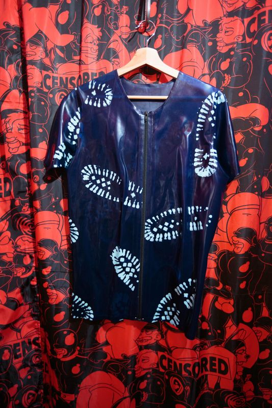 Blue boot print latex short sleeve top