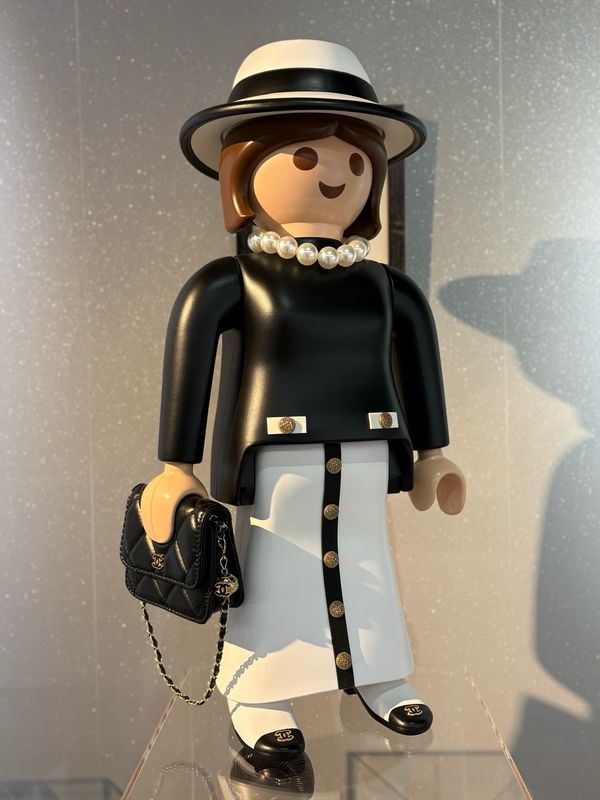 SAWY, Playmobil XXL customisé, 60 cm, Madame Chanel, cheveux bruns.