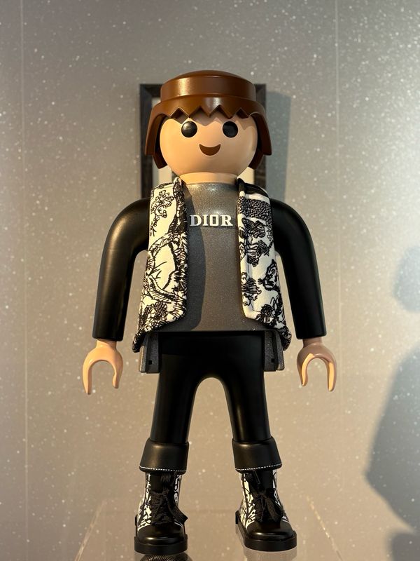 SAWY, Playmobil XXL customisé, 60 cm, Monsieur Dior, gilet blanc et noir.