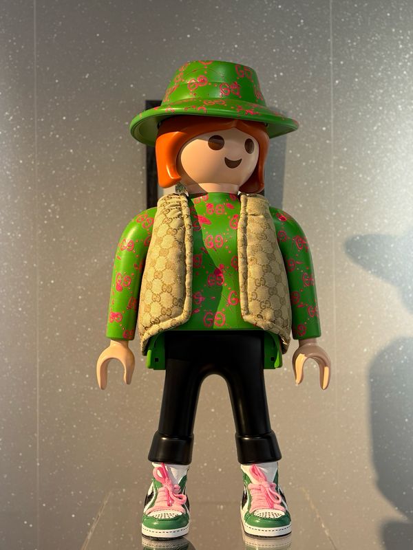 SAWY, Playmobil XXL customisé, 60 cm, Madame Gucci, chapeau vert.