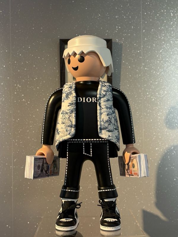 SAWY, Playmobil XXL customisé, 60 cm, Monsieur Dior, gilet blanc et bleu.
