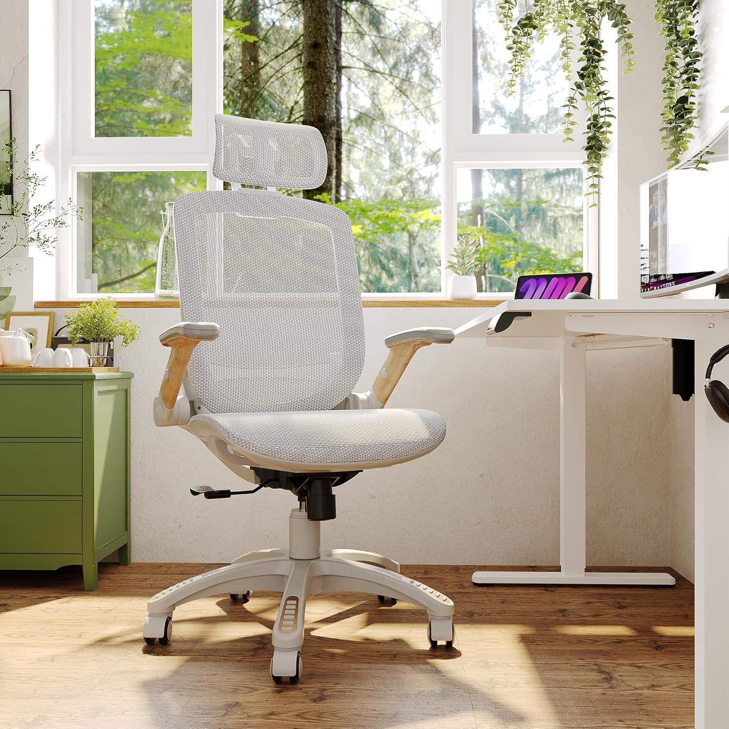 White Mesh Ergonomic Office Chair, Headrest, Tilt, 400LBS