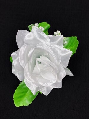 Valkoinen ruusu tekokukkaosa lehdillä