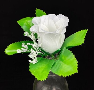 Valkoinen ruusu tekokukkaosa nupussa