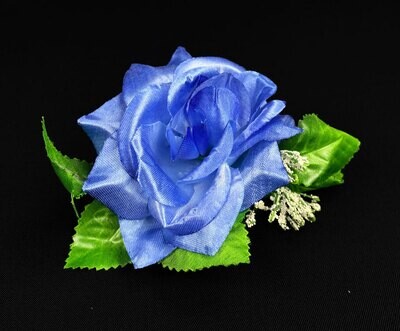 Sininen tekoruusu kukkapää lehdillä