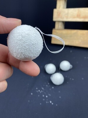 Valkoinen lumipeitteinen koristepallo 4kpl