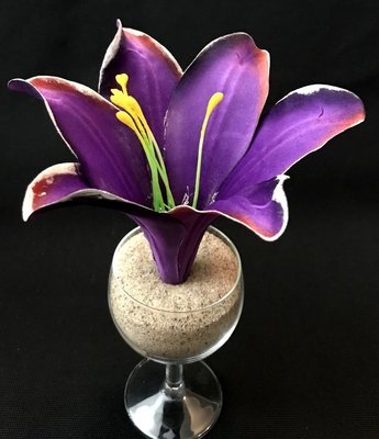 Pimeässä hohtava lilja-kukkapää, violetti Pimeässä hohtava lilja-kukkapää, violetti