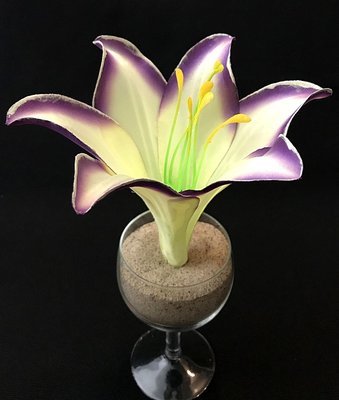 Pimeässä hohtava lilja-kukkapää, kerma/violetti Pimeässä hohtava lilja-kukkapää, kerma/violetti