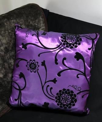 Sisustustyyny: violetti + mustat kukat Sisustustyyny: violetti + mustat kukat