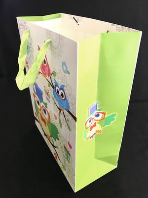 Lahjakassi, pöllö valmistujaishatussa Lahjakassi, pöllö valmistujaishatussa