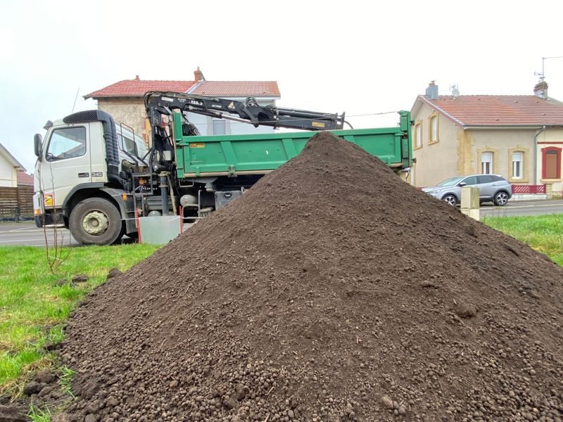 Terre végétale criblée avec compost