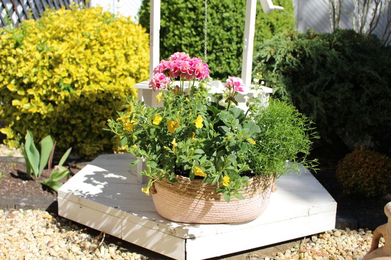 Blumenmix in länglichen rosa Körbchen