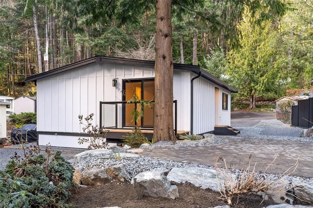 Remodeled and Rebuilt Double Wide in Beautiful Langford