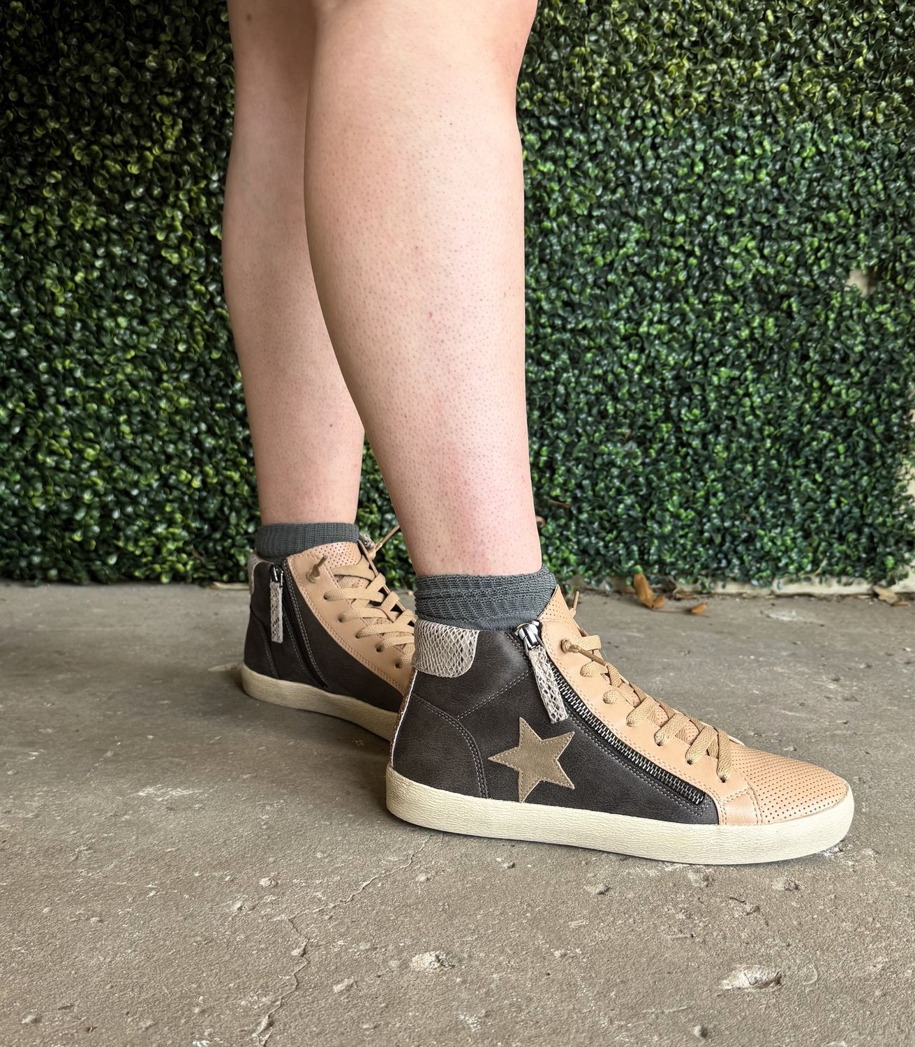 Elle - Vintage Faux Leather High-top Star Sneakers, Size: 6