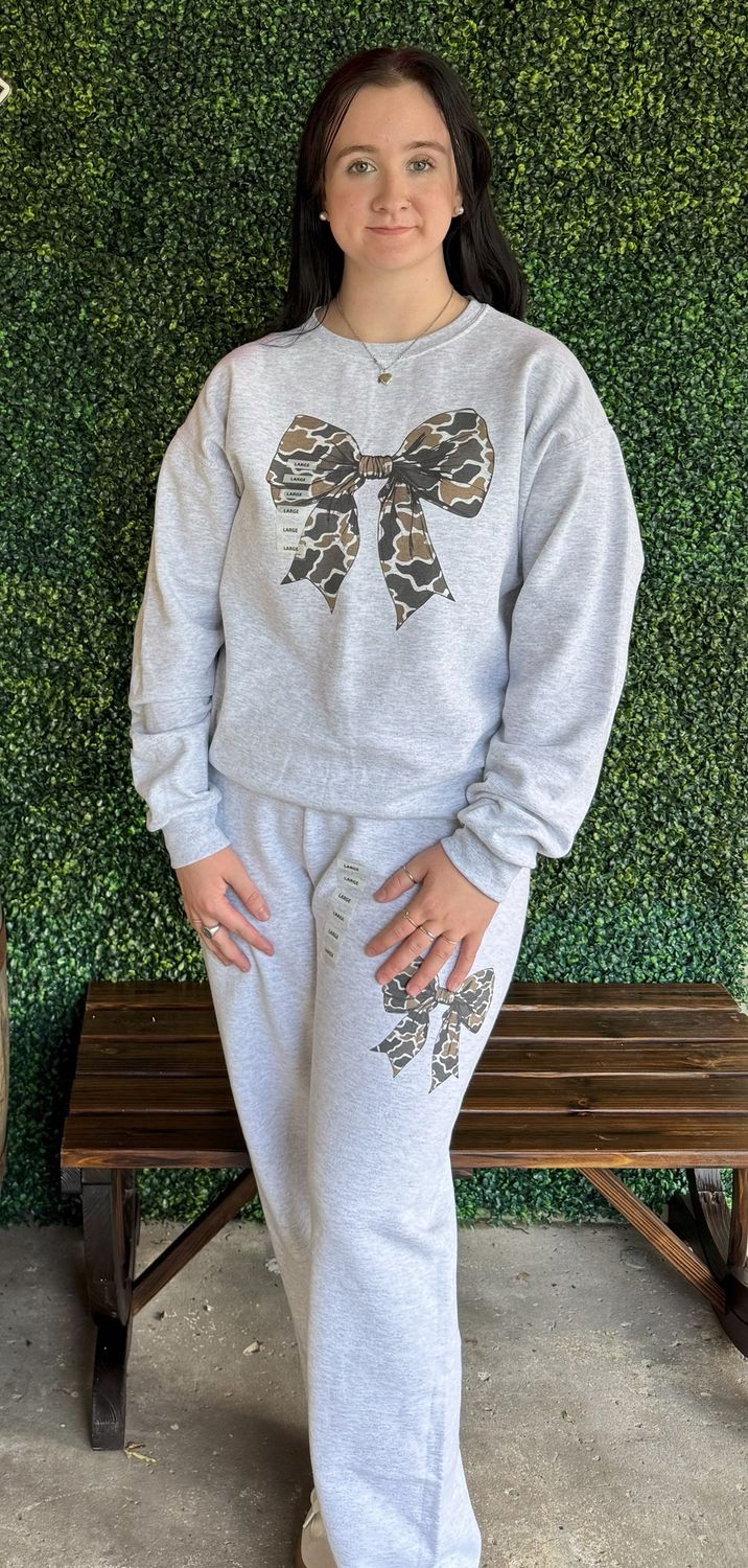 Big on Bows Graphic Sweatshirt - Camo Bow, Size: 4XL