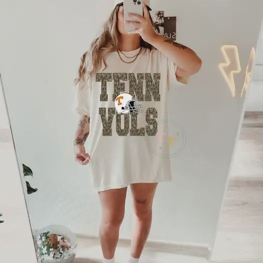 Bottomland Helmet Tenn Vols Graphic T-Shirt, Size: Small