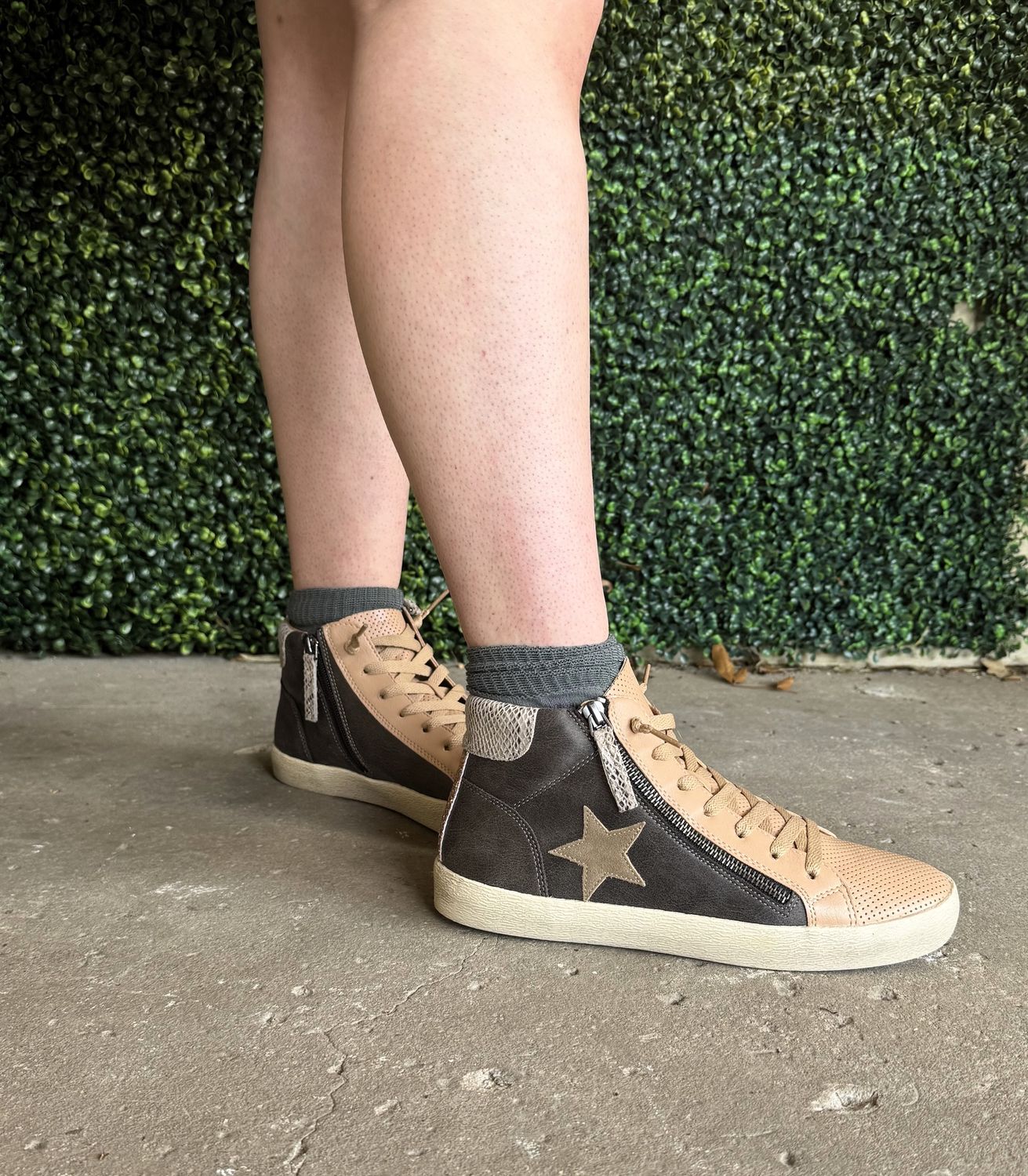 Elle - Vintage Faux Leather High-top Star Sneakers, Size: 6