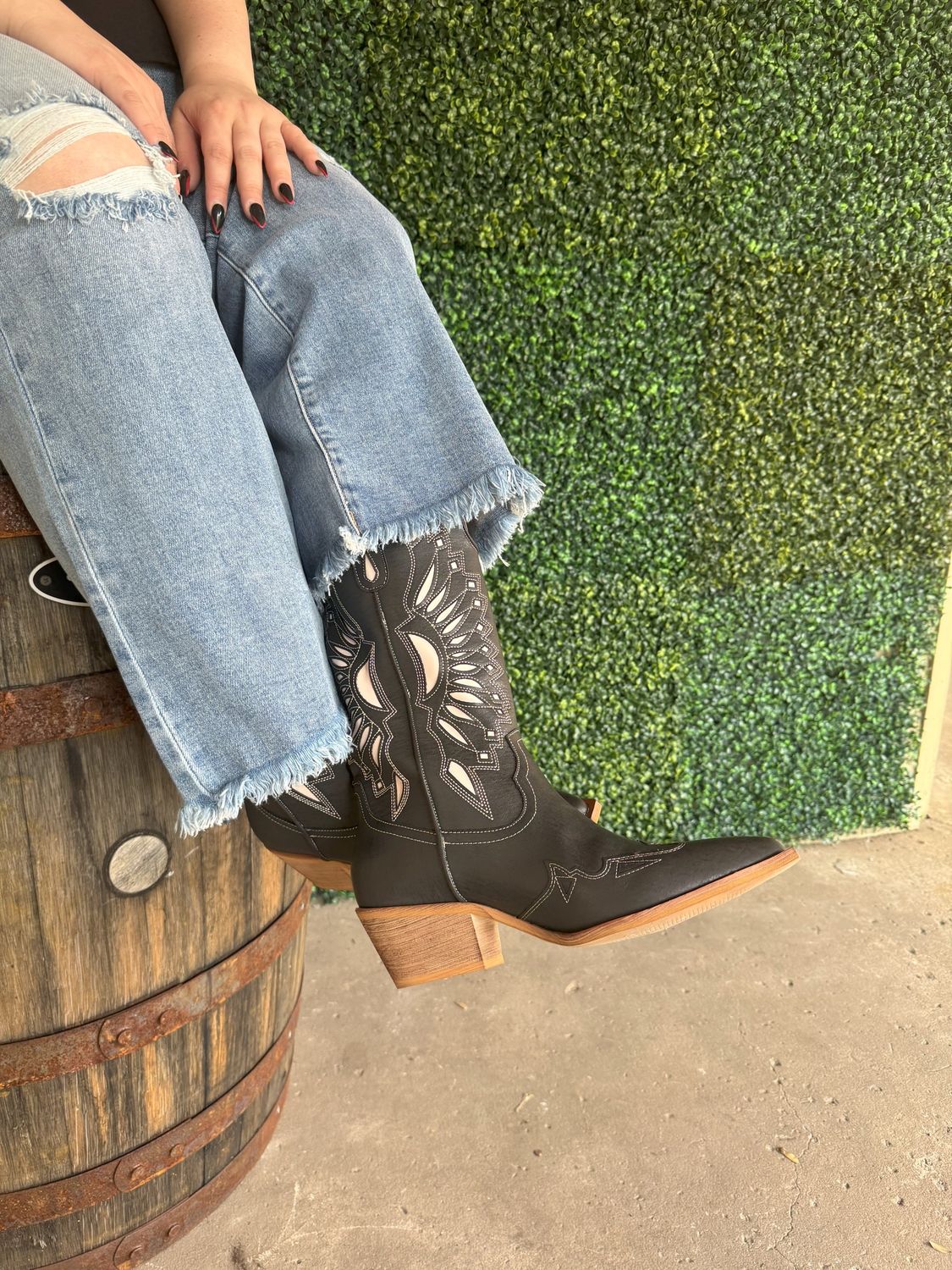Western Boots, Color: Black, Size: 6