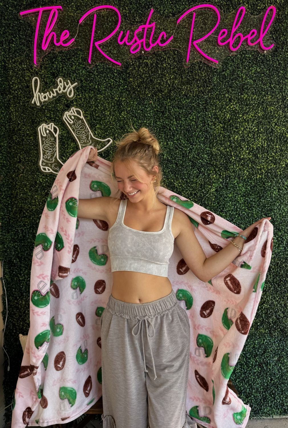 Tailgate Queen Throw Pink/Green/Brown 50x60