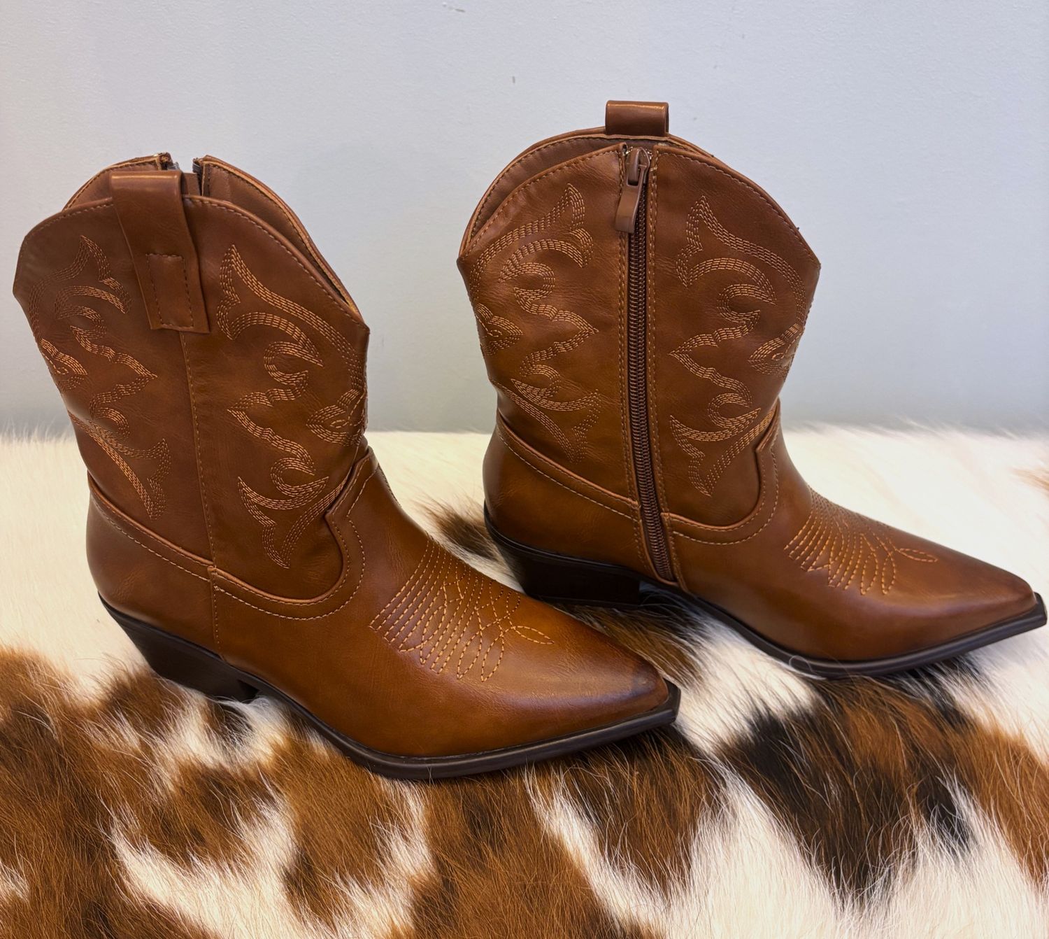 Willa Tan Cowgirl Boots, Size: 5.5