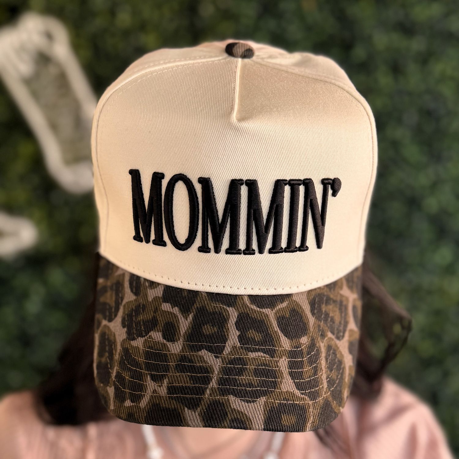 Mommin' - Black Vintage Trucker Hat