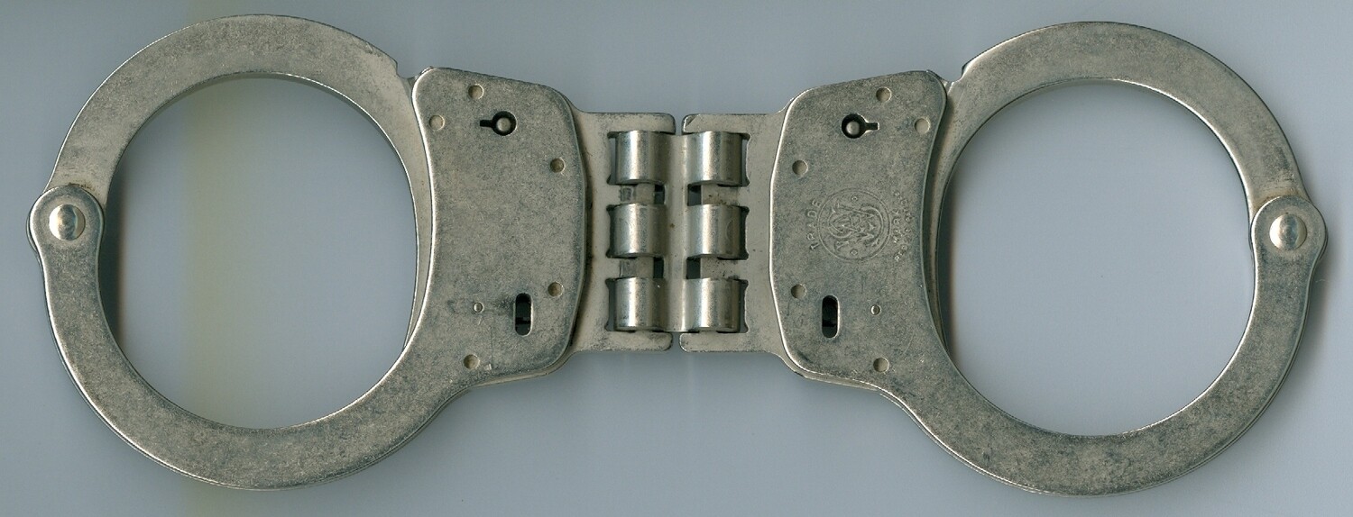 Smith &amp; Wesson Model 300 Handcuffs-Stainless