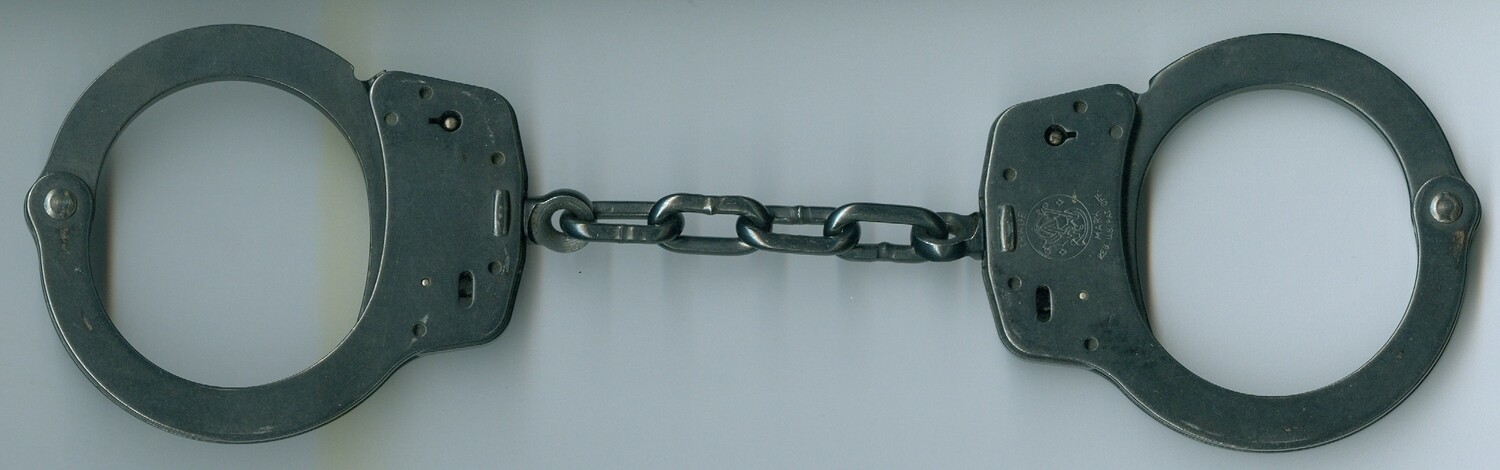 Smith &amp; Wesson Model 100 Extra Link Handcuffs-Black