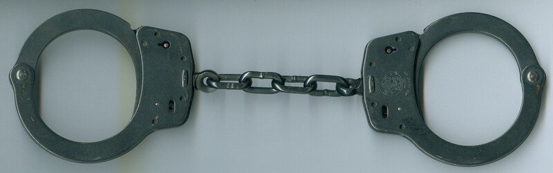 Smith &amp; Wesson Model 100 Extra Link Handcuffs-Black