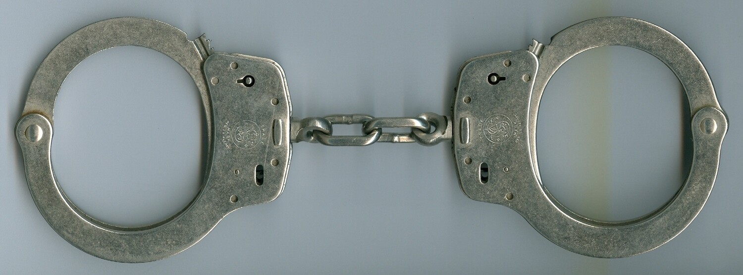 Smith &amp; Wesson Model 100 Handcuffs-Nickel