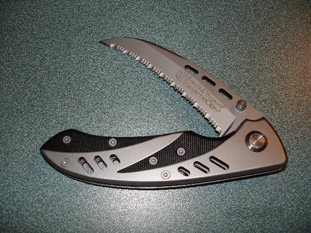 Smith &amp; Wesson Extreme Ops-Serrated