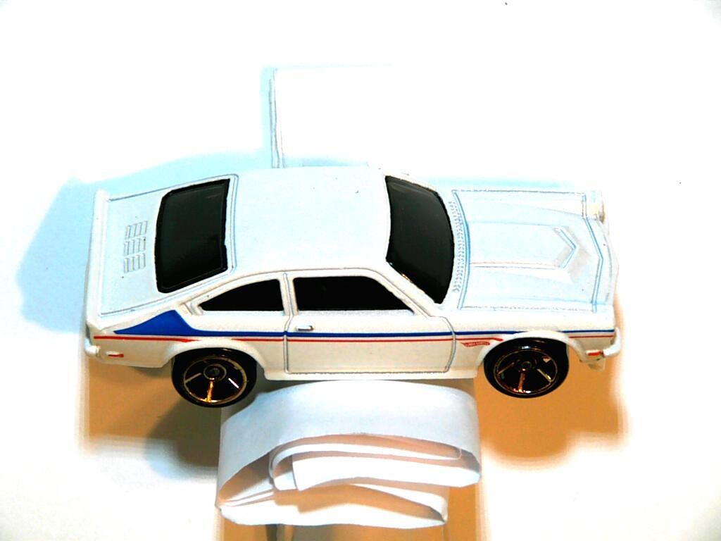 HW-Custom V8 Vega-White