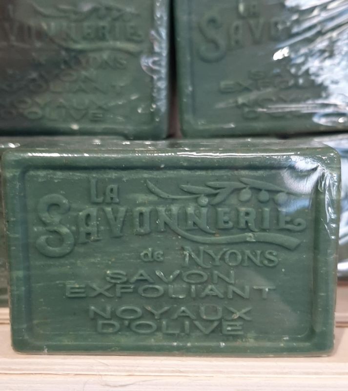 savon exfoliant aux noyaux d'olive