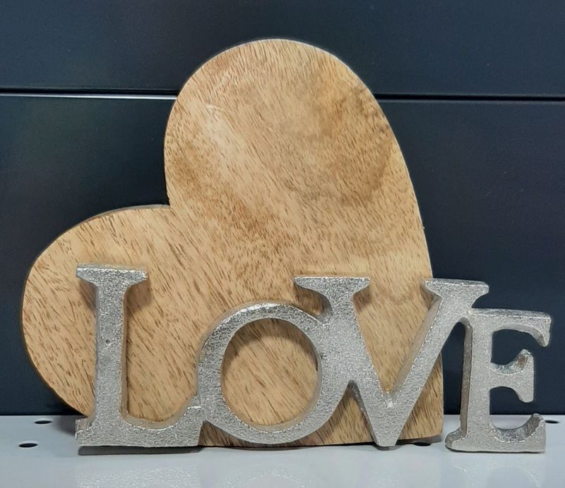 Présentoir cœur en bois avec inscription "LOVE" en métal