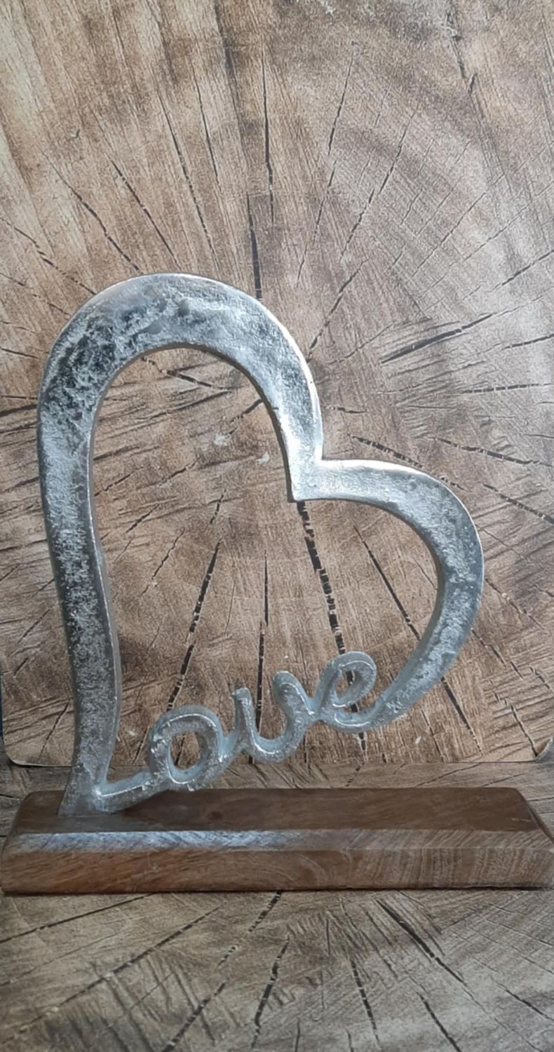 Présentoir cœur love en métal sur socle en bois