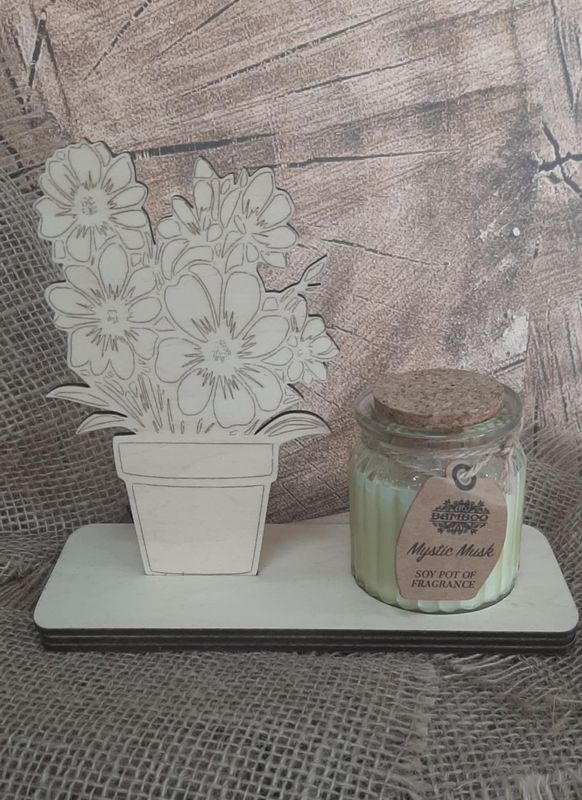 composition fleur en bois avec bougie