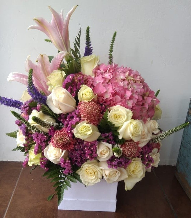 Square box rosas, hortensias y lirios