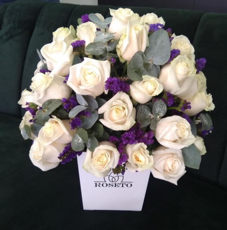 Square Box Rosas y statice.