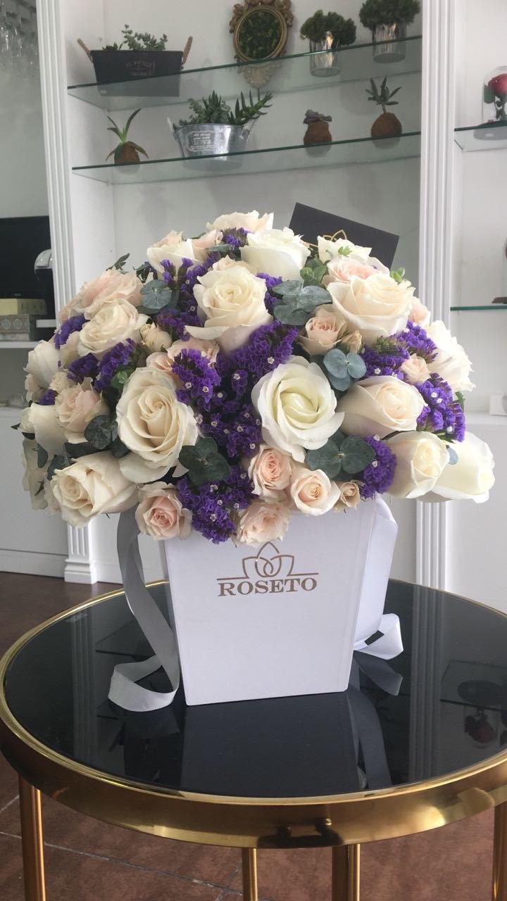 Square Box Rosas y statice.
